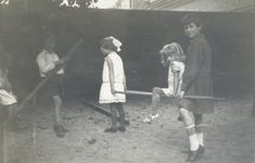 502145 Afbeelding van enkele spelende kinderen op het schoolplein van de Fröbelschool Ondiep 63 te Utrecht; op de ...